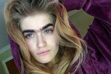 Modelo com ‘monocelha’ dá que falar nas redes sociais