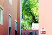 Casa situa-se na zona da Lapa e conta com um jardim privativo, entre outros luxos