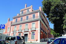 Casa situa-se na zona da Lapa e conta com um jardim privativo, entre outros luxos