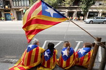 Multidão com bandeiras catalãs e apelos ao ‘sim’ juntou-se perto das Ramblas 