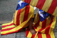 Multidão com bandeiras catalãs e apelos ao ‘sim’ juntou-se perto das Ramblas 