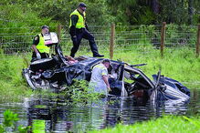 Carros arrastados pelas cheias