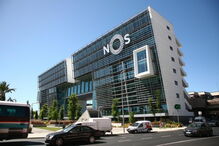 Fachada do edifício da empresa de telecomunicações NOS