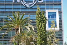 Fachada do edifício da empresa de telecomunicações NOS