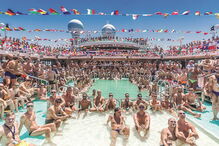 Passageiros do navio têm acesso a duas piscinas, ginásios, vários bares e festas temáticas todas as noites 