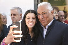 António Costa faz como Marcelo Rebelo de Sousa e não rejeita uma selfie, aqui com uma jovem em Manteigas, no distrito da Guarda