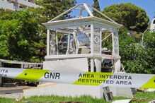 Multibanco estava instalado numa cópia das tradicionais chaminés algarvias que ornamentava o jardim 