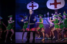 Miguel Dias na cena de abertura da nova revista do Parque Mayer, ‘Portugal em Revista’