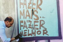 Manuel Pizarro (PS) exibiu dotes de graffiter e escreveu em mural no Porto   