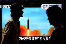 Lançamento balístico da Coreia do Norte visto nas TVs do Japão