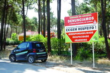 A APRHA colocou um cartaz à entrada da herdade a denunciar abandono