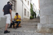 Carlos Nunes é engraxador de profissão há mais de 20 anos e não esconde o que faz nesta campanha para presidente da Câmara de Tavira. Já assumiu como prioridades o combate ao excesso de parquímetros e a habitação social 