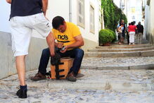 Carlos Nunes é engraxador de profissão há mais de 20 anos e não esconde o que faz nesta campanha para presidente da Câmara de Tavira. Já assumiu como prioridades o combate ao excesso de parquímetros e a habitação social 