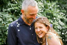 Homem dorme junto ao corpo da mulher morta durante seis dias