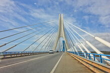 Na ponte do Arade, os trabalhos passam pela reabilitação do sistema de tirantes nas diversas torres da estrutura