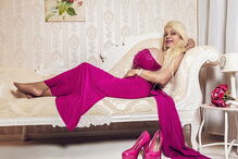 Modelo com “os maiores seios da Europa” escurece tom de pele