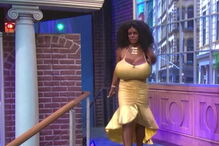 Modelo com “os maiores seios da Europa” escurece tom de pele