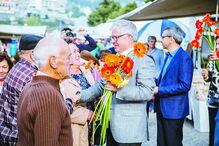 Avelino Silva distribuiu flores cor de laranja, a mesma do partido que representa nestas autárquicas: o PSD. É o candidato social-democrata na Póvoa do Lanhoso