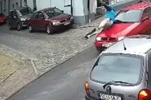 Homem vandaliza montra de loja na Polónia