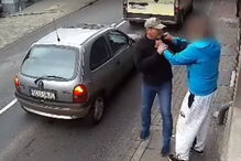 Homem vandaliza montra de loja na Polónia