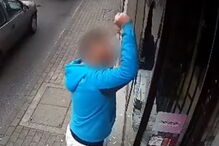 Homem vandaliza montra de loja na Polónia