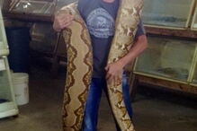 Arslan Valeev, encantador de serpentes, mostrou-se a ser mordido por uma cobra