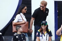 Harry surge pela primeira vez em público com a namorada