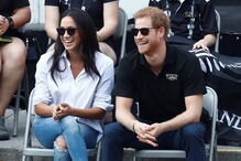 Harry surge pela primeira vez em público com a namorada