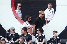 Harry surge pela primeira vez em público com a namorada