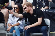 Harry surge pela primeira vez em público com a namorada