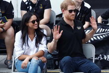 Harry surge pela primeira vez em público com a namorada