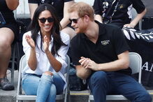 Harry surge pela primeira vez em público com a namorada