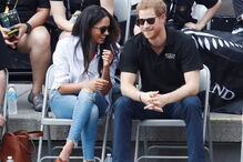 Harry surge pela primeira vez em público com a namorada