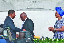 Eduardo dos Santos (ao centro) passou o testemunho a João Lourenço 