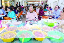 Maria Regina tem 87 anos. Vende tremoços, amendoins, figos secos numa banquinha 