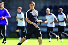 D. Afonso Henriques, Pedro Martins, futebol, desporto, Douglas, Miguel Silva, Marselha, Guimarães, SIC, Salzburgo, I da Liga Europa, Konyaspor, Turquia, V. Guimarães