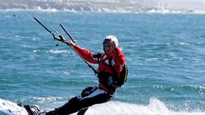 Kitesurfistas que fazem a travessia do Atlântico estão parados nos Açores