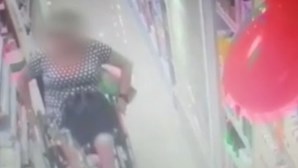 Mulher em cadeira de rodas rouba farmácia
