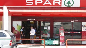 Dois homens armados assaltam supermercado em Sintra