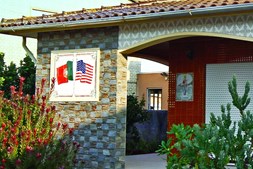 Bandeiras dos EUA e de Portugal em azulejo em fachada de casa 