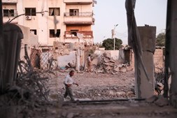 Bombas na Síria destroem prédios de civis