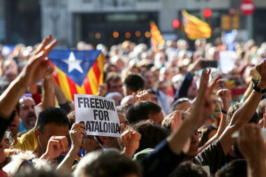 Milhares saíram à rua em Barcelona para protestar contra detenções ligadas ao referendo independentista