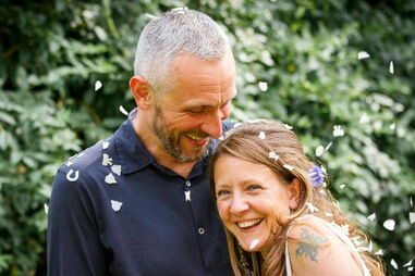 Homem dorme junto ao corpo da mulher morta durante seis dias