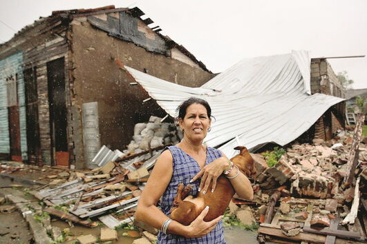 Cubana salva cão de casa destruída pelo furacão