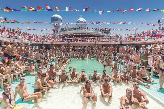 Passageiros do navio têm acesso a duas piscinas, ginásios, vários bares e festas temáticas todas as noites 