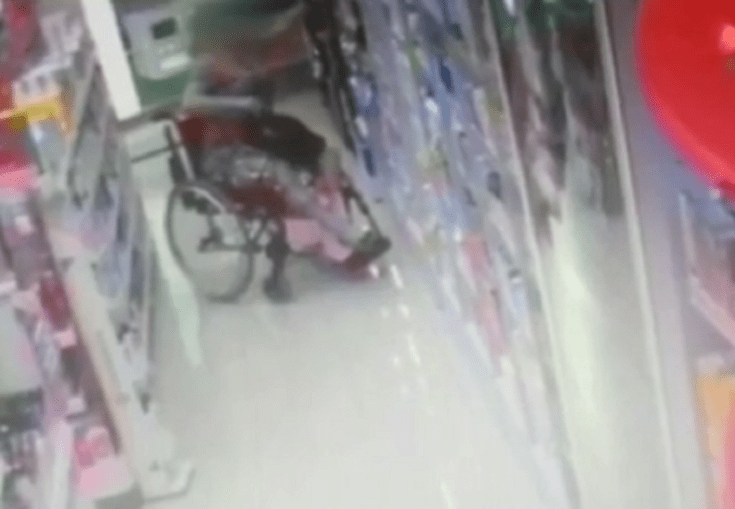 Mulher em cadeira de rodas roubou vários cosméticos