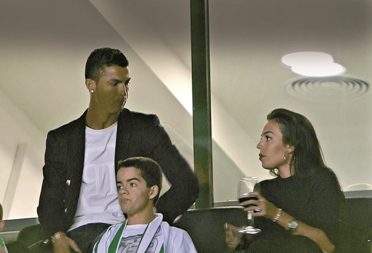 Cristiano Ronaldo namora no estádio de Alvalade