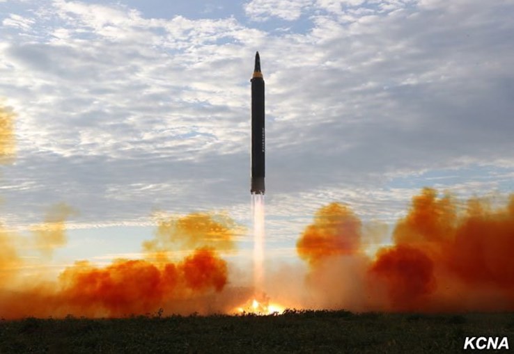 Agência de notícias da Coreia do Norte divulga imagens do míssil que sobrevoou o Japão
