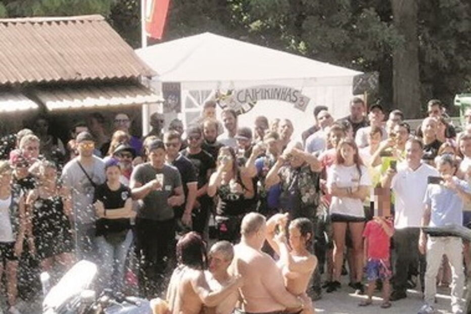 Uma menina assiste ao espetáculo erótico em Oliveira de Azeméis perante o olhar de dezenas de adultos 