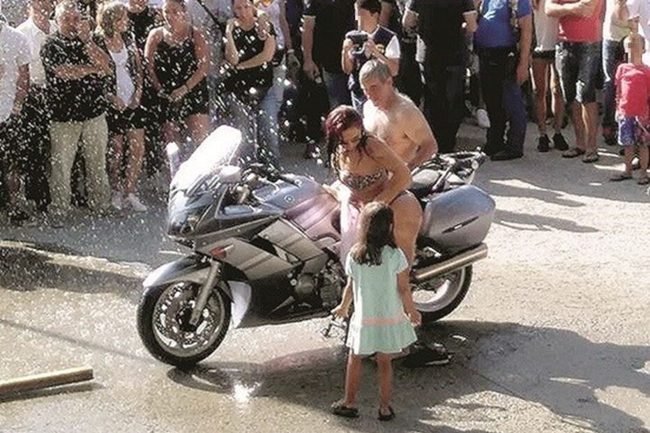 Uma menina assiste ao espetáculo erótico em Oliveira de Azeméis perante o olhar de dezenas de adultos 